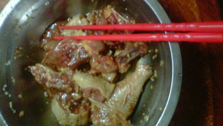 沙姜鸡,沙<a style='color:red;display:inline-block;' href='/shicai/ 37'>姜</a>和<a style='color:red;display:inline-block;' href='/shicai/ 37'>姜</a>切碎，取适量<a style='color:red;display:inline-block;' href='/shicai/ 692'>酱油</a>，<a style='color:red;display:inline-block;' href='/shicai/ 721'>蚝油</a>，盐和<a style='color:red;display:inline-block;' href='/shicai/ 37'>姜</a>碎（沙<a style='color:red;display:inline-block;' href='/shicai/ 37'>姜</a>碎和<a style='color:red;display:inline-block;' href='/shicai/ 37'>姜</a>碎）腌制<a style='color:red;display:inline-block;' href='/shicai/ 94'>鸡肉</a>十分钟