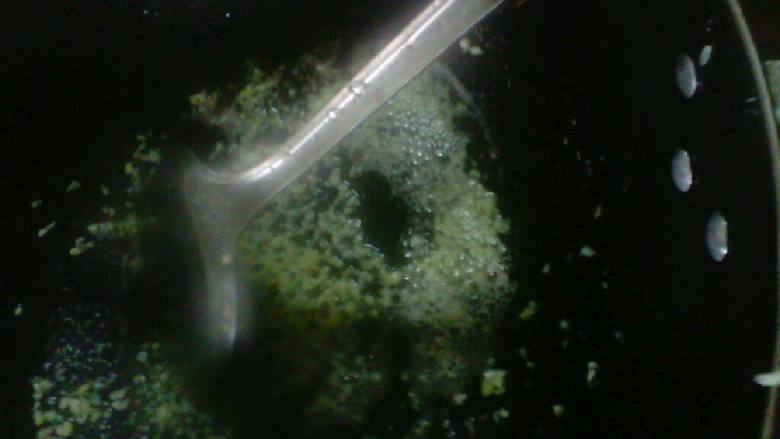 沙姜鸡,锅内坐油，下入姜碎爆香