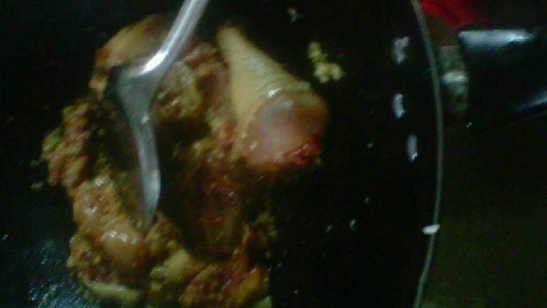 沙姜鸡,然后下入鸡肉，略炒