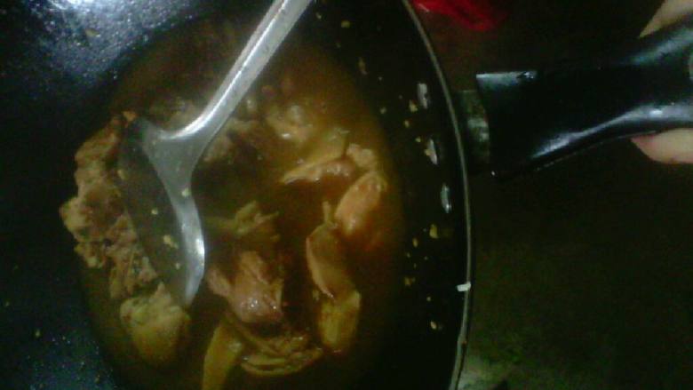 沙姜鸡,炒至鸡肉七成熟的时候，加入一点清水，待沸腾之后加入酱油和蚝油，中火慢炖