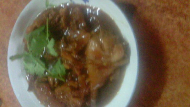 沙姜鸡,最后放入<a style='color:red;display:inline-block;' href='/shicai/ 131'>香菜</a>点缀