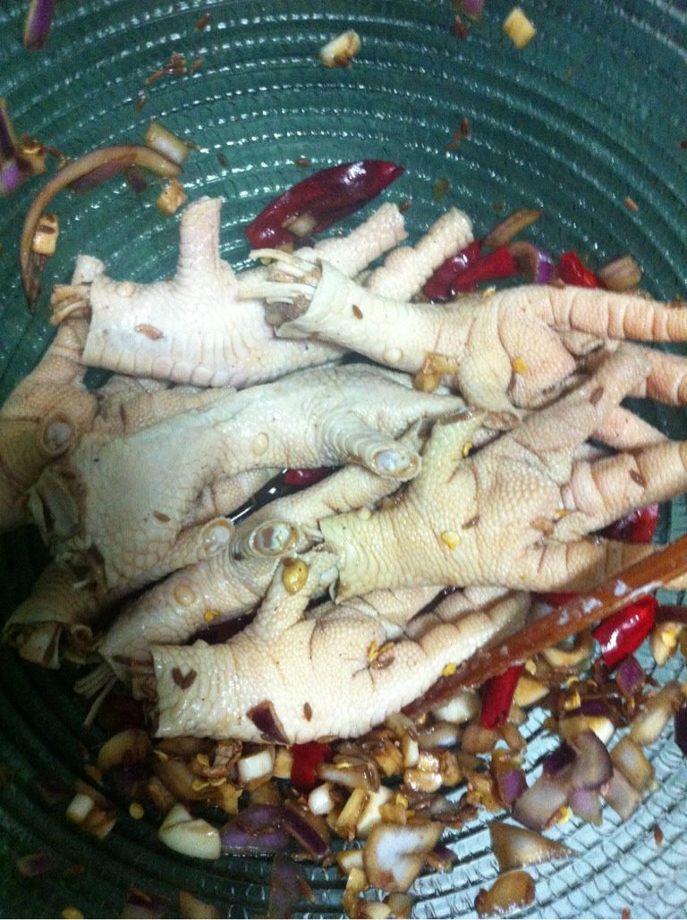 香辣卤水鸡爪,所有配料拌匀加<a style='color:red;display:inline-block;' href='/shicai/ 89'>鸡爪</a>腌制二十分钟