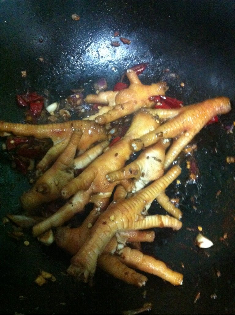 香辣卤水鸡爪,热锅下鸡爪和配料翻炒