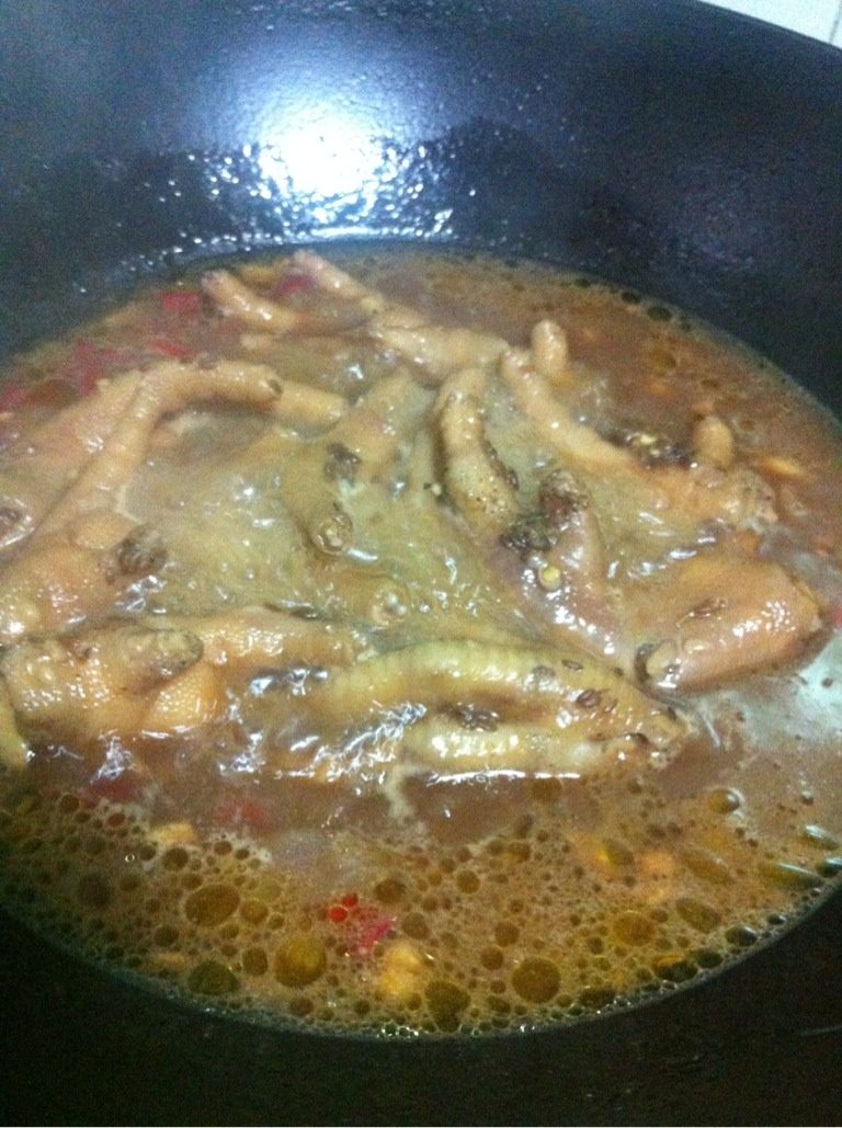 香辣卤水鸡爪,鸡爪变色后加水没过鸡爪，大火烧开，小火收汁
