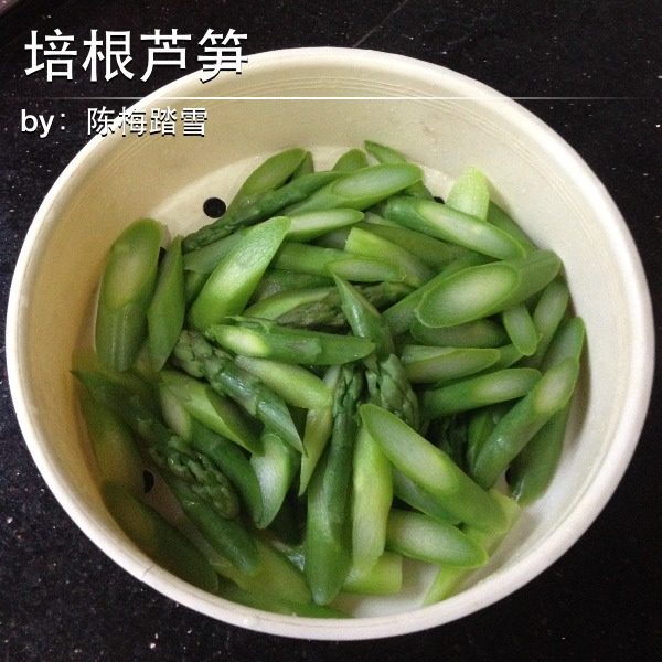 培根芦笋,锅内放清水烧开后加入适量盐，放入芦笋焯一会儿捞起过冷备用。