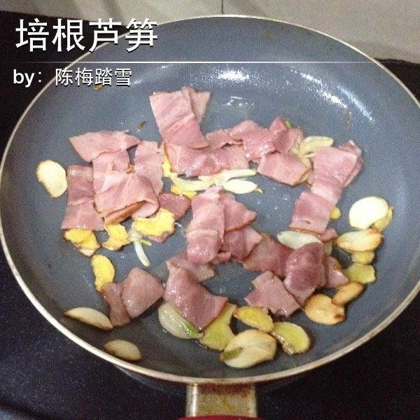 培根芦笋,烧开锅放油，放姜片、蒜片炒香，再放培根翻炒片刻。