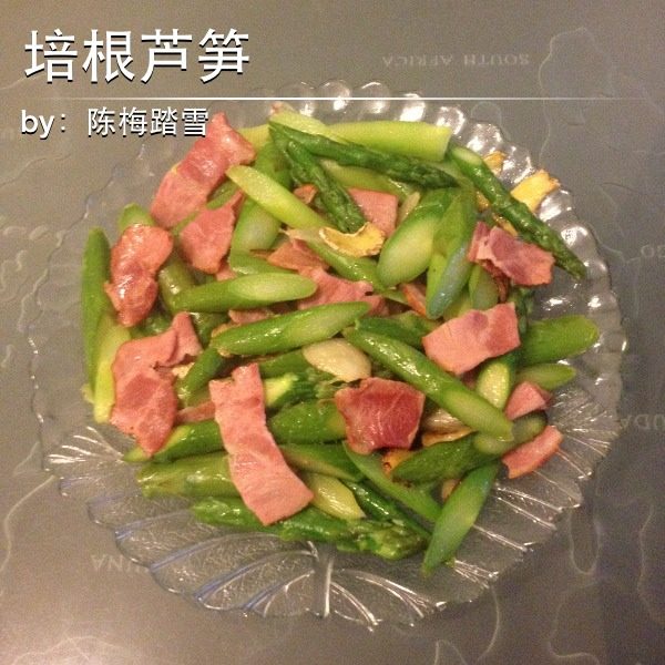 培根芦笋,当培根炒至转色及发出香味时加入芦笋一同翻炒片刻，加盐调味即可，清淡美味的培根芦笋上碟噜！
