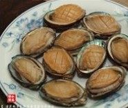 清蒸鲍鱼,将打好花的鲍鱼放进壳中，摆放入盘中