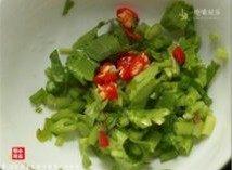 清蒸鲍鱼,<a style='color:red;display:inline-block;' href='/shicai/ 125'>芹菜</a>与<a style='color:red;display:inline-block;' href='/shicai/ 62'>辣椒</a>洗净，切成粒
