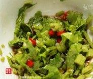 清蒸鲍鱼,加入<a style='color:red;display:inline-block;' href='/shicai/ 788'>生抽</a>与食用油拌匀成酱料