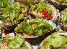 清蒸鲍鱼,将酱料均匀地淋在鲍鱼上