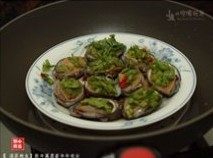 清蒸鲍鱼,将处理的鲍鱼放进锅中，隔水大火蒸5-6分钟