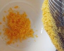 蔓越莓玛格丽特,煮两个水煮蛋,取蛋黄,放在筛网上,用手指按压,使其通过筛网,成为蛋黄细末