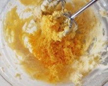 蔓越莓玛格丽特,倒入过筛的蛋黄末,搅拌均匀