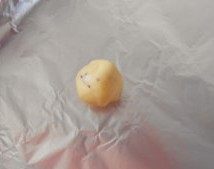 蔓越莓玛格丽特,取出冷藏好的面团,取8g一块,揉成小圆球,放在铺了锡纸的烤盘上,用大拇指按扁,出现自然的裂纹