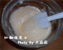 红柚冻芝士,泡软的吉利丁片隔水融化,倒入打好的奶油奶酪中,搅拌均匀