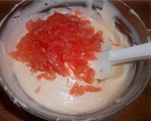 红柚冻芝士,加入红釉,搅拌均匀