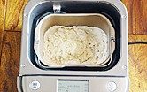 肉松火腿玉米沙拉吐司,【面团材料】中牛奶倒入面包桶内,加入酵母略微搅匀,按照次序加入面粉、糖、盐、鸡蛋,糖和盐不要接触,开启和面模式揉,默认23分钟
