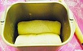 肉松火腿玉米沙拉吐司,两条卷好的胚子放入面包桶,盖湿布进行发酵,发酵模式40分钟-60分钟,至原来1.5倍左右大