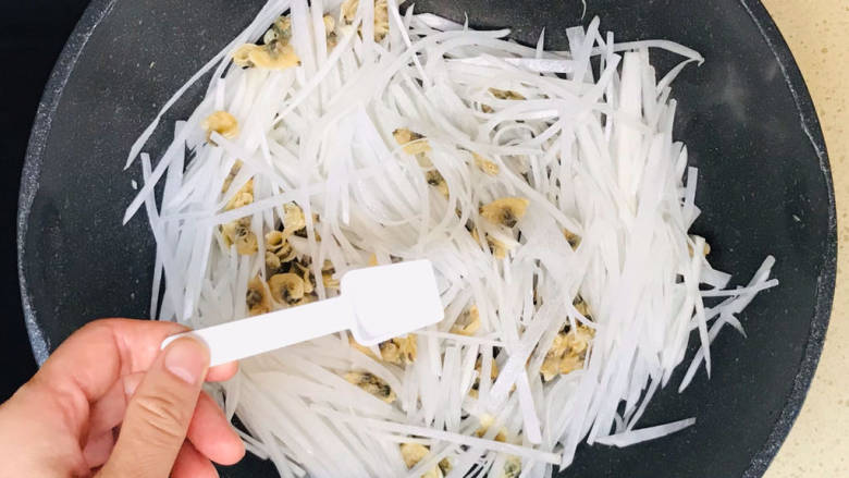 萝卜蛤蜊汤,翻炒均匀,撒入盐调味