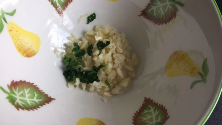 雪碧拌面,准备一个大碗,放入蒜末,葱花
