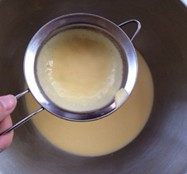 轻乳酪蛋糕 ,完成的蛋黄乳酪糊过筛一次,盖保鲜膜晾凉备用