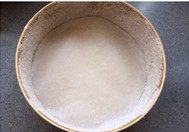轻乳酪蛋糕 ,预热烤箱180度,8寸固底圆模底部垫油纸,四壁涂<a style='color:red;display:inline-block;' href='/shicai/ 887'>黄油</a>洒低粉备用(如使用活底,则需要包双层锡纸)