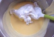 轻乳酪蛋糕 ,分三次将蛋白霜加入蛋黄乳酪糊中,切拌均匀