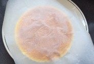 轻乳酪蛋糕 ,出炉晾凉,轻轻晃动模具使四周脱模,倒扣在一张油纸上,再扣到盘中