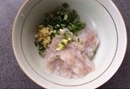 鲜虾吐司卷,鲜虾去皮去泥肠洗净剁碎(也可剁成泥),葱姜切末