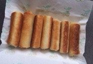 鲜虾吐司卷,出锅用厨房纸巾吸去多余油脂