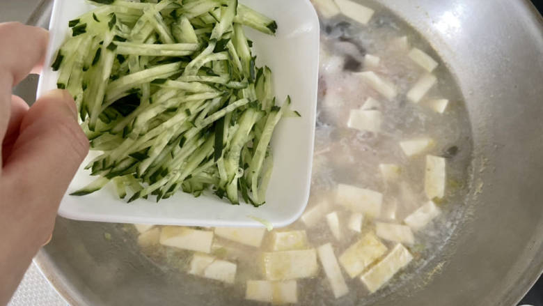 皮蛋豆腐汤,开盖,加入黄瓜丝炖煮半分钟