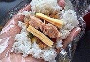 香酥金枪鱼芝心饭团,保鲜膜上铺一层米饭,依次将所有食材码入