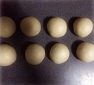 心心相映椰蓉包,排气后,分割8等份,滚圆松驰15分钟