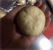 心心相映椰蓉包,收口处捏紧,松驰10分钟