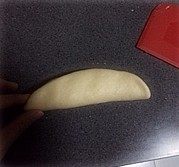 心心相映椰蓉包,纵向对折一次