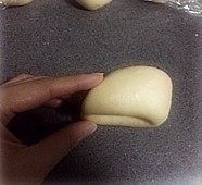 心心相映椰蓉包,再横向对折一次