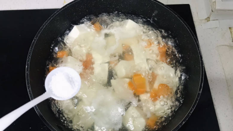 豆腐蛋花汤,加盐调味儿;