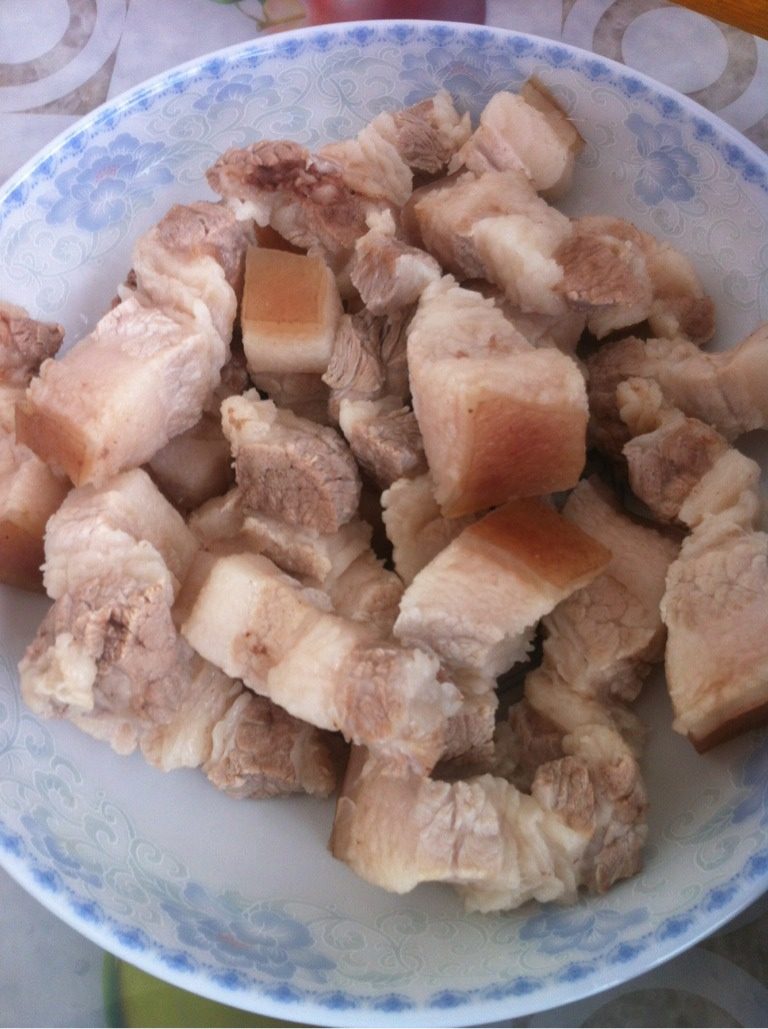元宝红烧肉,<a style='color:red;display:inline-block;' href='/shicai/ 428'>五花肉</a>切块,冷水下锅放入水里罩一下,大约五分钟,去掉血沫。