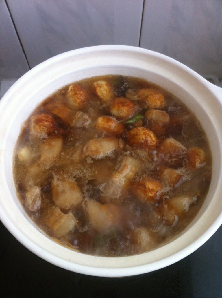 元宝红烧肉,热锅凉油，放入罩过水的五花肉，翻炒，倒入<a style='color:red;display:inline-block;' href='/shicai/ 788'>生抽</a>翻炒，再倒入<a style='color:red;display:inline-block;' href='/shicai/ 718'>料酒</a>继续炒，放入<a style='color:red;display:inline-block;' href='/shicai/ 3250'>葱</a>花、<a style='color:red;display:inline-block;' href='/shicai/ 37'>姜</a>片、<a style='color:red;display:inline-block;' href='/shicai/ 2794'>大蒜</a>、<a style='color:red;display:inline-block;' href='/shicai/ 3746'>大料</a>、鹌鹑蛋，再倒入开水末过肉，移到瓷褒中盖盖儿，开锅中小火炖一小时。