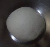 肉桂葡萄干核桃面包,把中种材料揉至光滑后放在容器里,用保鲜膜覆盖,在冰箱中冷藏一夜(8小时以上)。