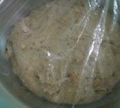 肉桂葡萄干核桃面包,取出面团揉进准备好的葡萄干和核桃,放进容器里进行基础发酵