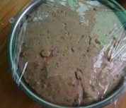 肉桂葡萄干核桃面包,当面团膨胀至原来的2倍,基础发酵结束
