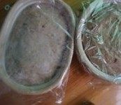 肉桂葡萄干核桃面包,用保鲜膜覆盖进行最后发酵,面团膨胀至原来的2倍左右即可