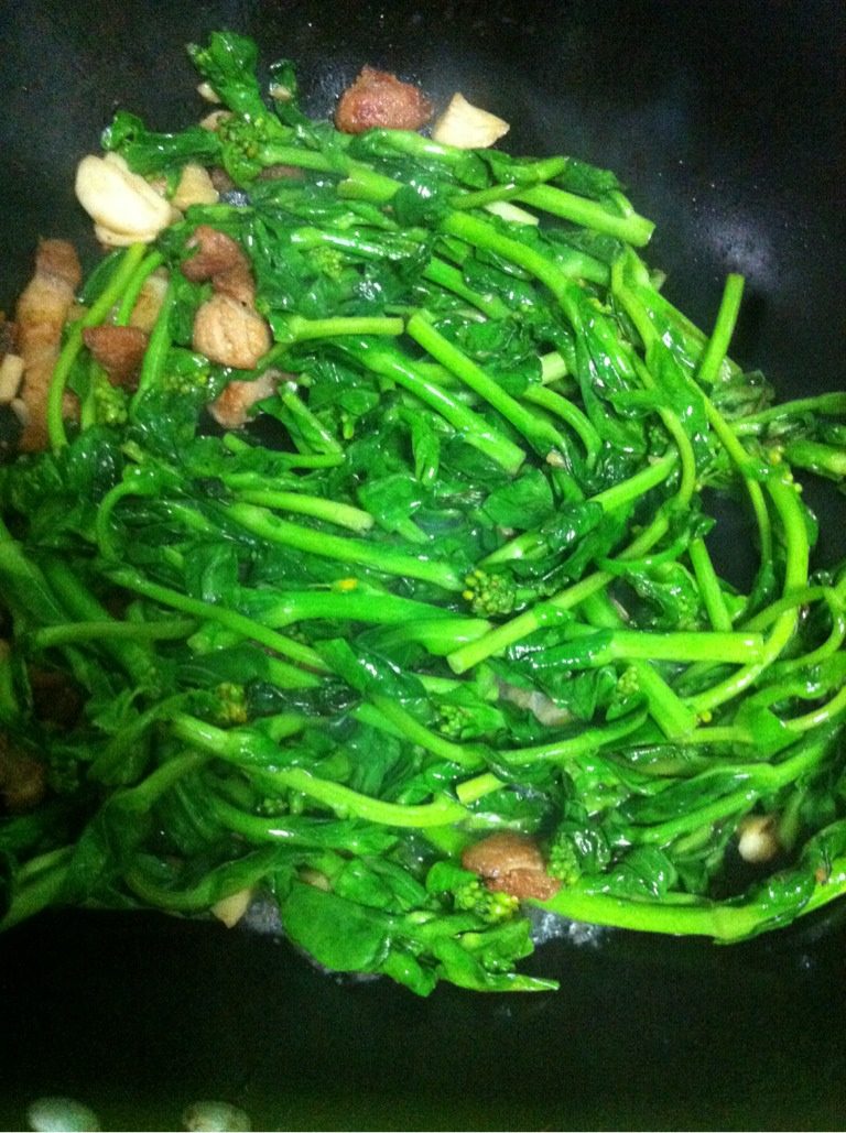 蒜香肉吱吱炒菜心,<a style='color:red;display:inline-block;' href='/shicai/ 428'>五花肉</a>切片，蒜米剁碎备用。锅烧干后下<a style='color:red;display:inline-block;' href='/shicai/ 428'>五花肉</a>煸出油，加少许花生油，下蒜粒爆香，下<a style='color:red;display:inline-block;' href='/shicai/ 3239'>菜心</a>，炒至<a style='color:red;display:inline-block;' href='/shicai/ 3239'>菜心</a>变翠绿下盐即可