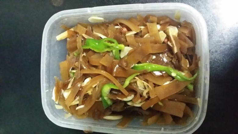 凉拌海带丝,几小时后装盘淋上麻油即可！