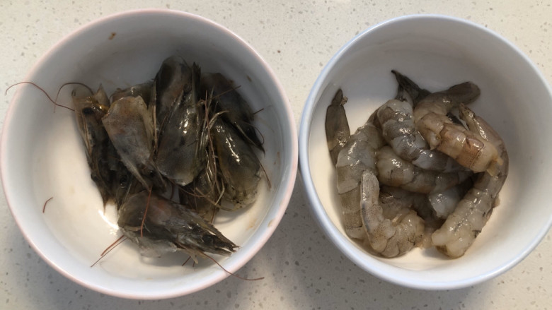 腐竹炒虾仁,剥好的虾,虾透和虾仁分开。