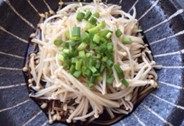 白灼金针菇,沥干水份置于盘中,洒香葱碎