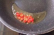 白灼金针菇,锅里置油,加热后将红椒圈炒出香味