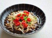 白灼金针菇,将热油和红椒直接倒在金针菇和香葱上激出香味,食用前拌匀